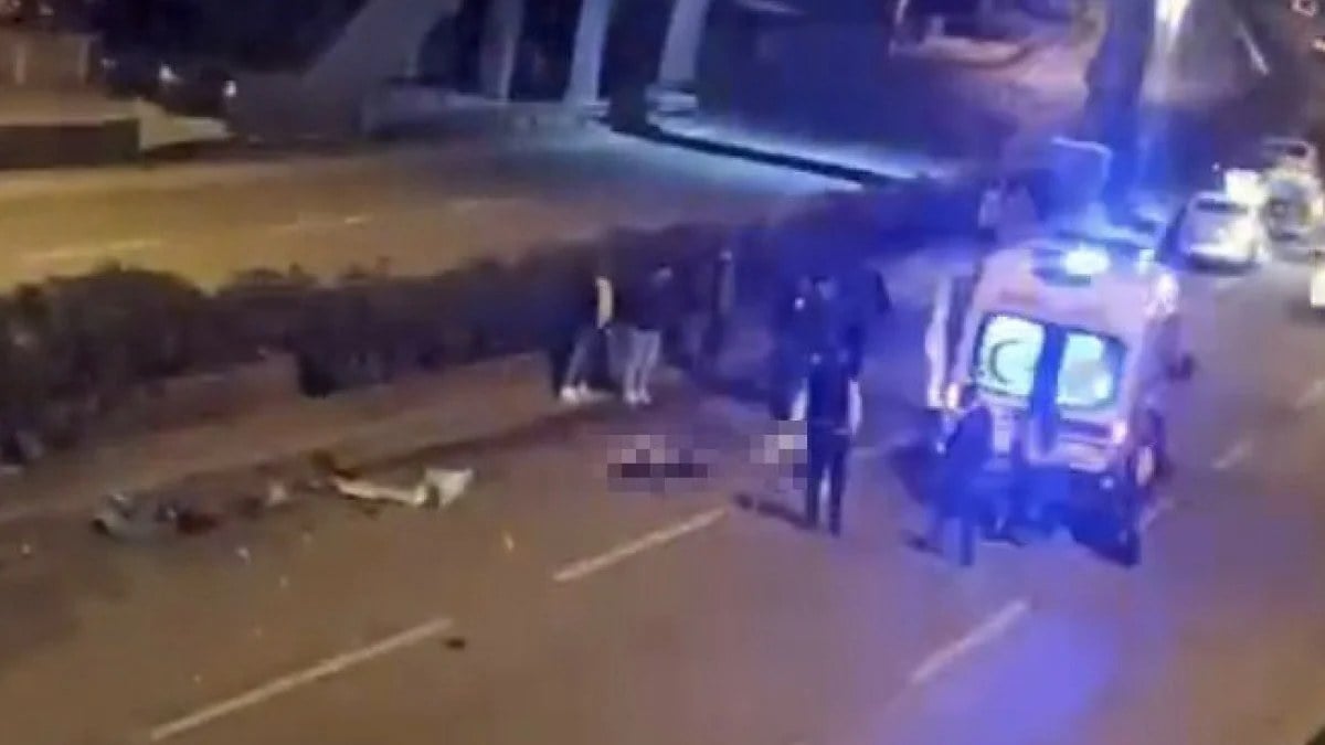 İzmir’de yaşanan kazada camdan yola fırlayan 2 arkadaş hayatını kaybetti