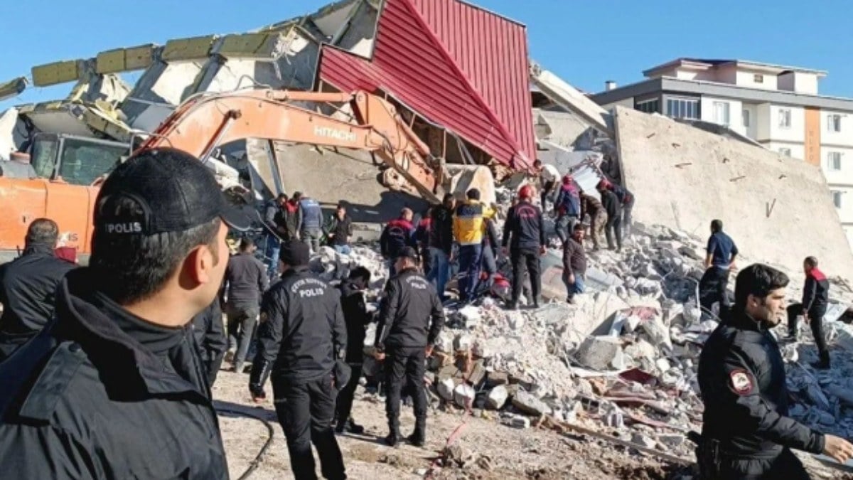 Kahramanmaraş’ta hasarlı bina kepçenin üzerine yıkıldı! Operatörün cansız bedeni bulundu