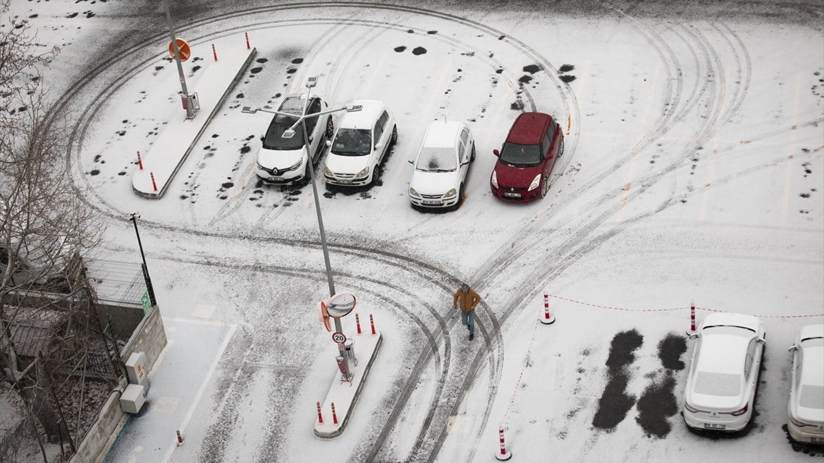 Kar yağışı, Ankara’yı beyaza bürüdü