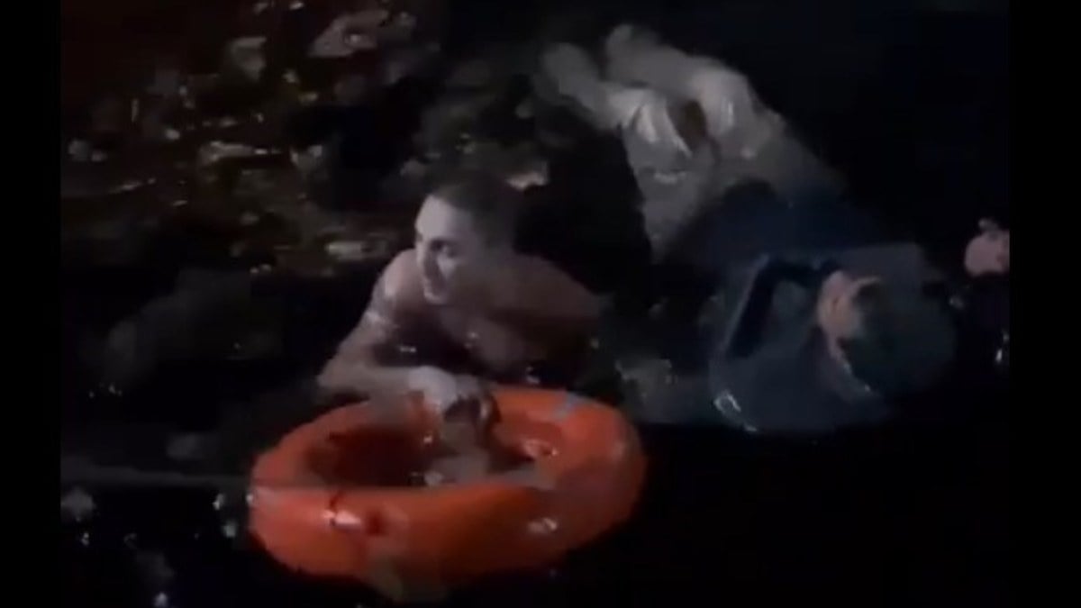 Karaköy’de yolcu vapurdan denize düştü! Suya dalan vatandaşın kurtarma anı kamerada….