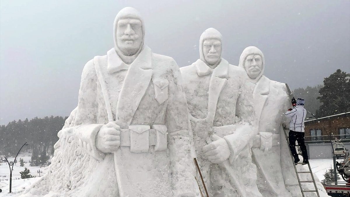 Kars’ta Sarıkamış Şehitleri anısına yapılan kardan heykeller tamamlandı