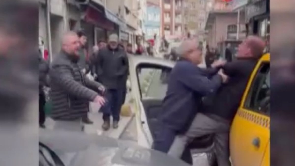 Kasımpaşa’da taksiciyle sürücü arasında yol verme kavgası: Yumruklaştılar