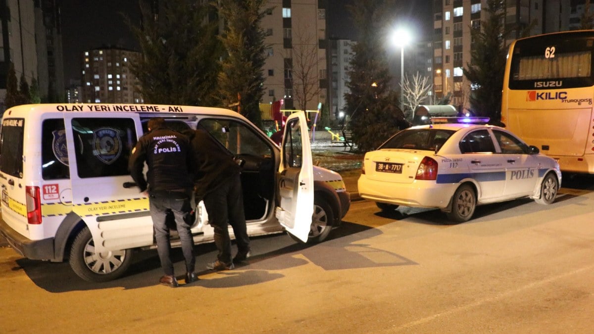 Kayseri’de 10 yaşındaki çocuk hem babasını hem misafiri vurdu