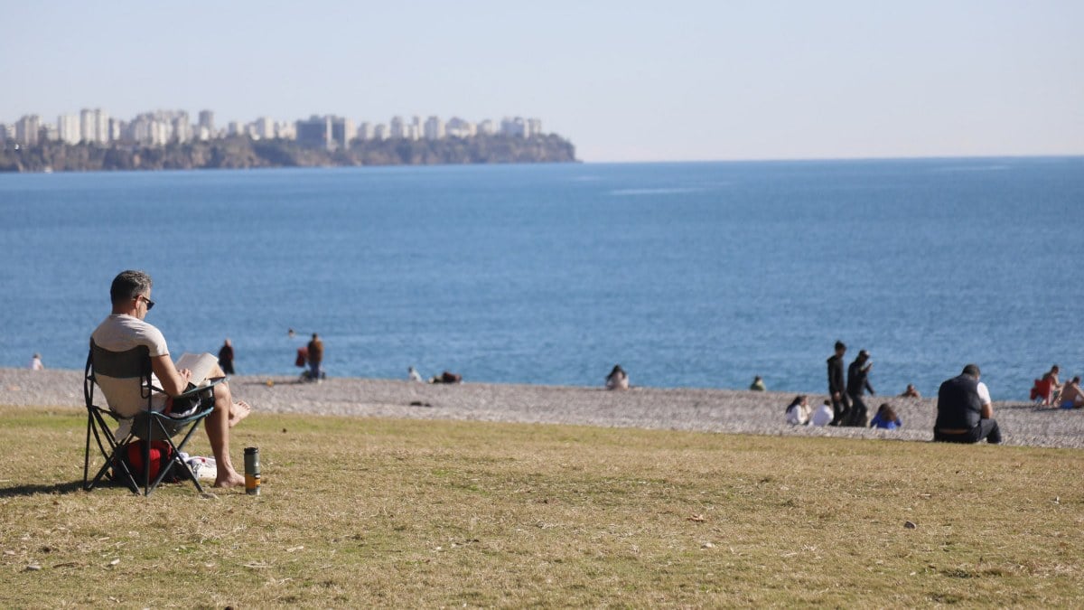 Kış mevsiminin uğramadığı Antalya’da ocak ayında denize girip güneşlendiler