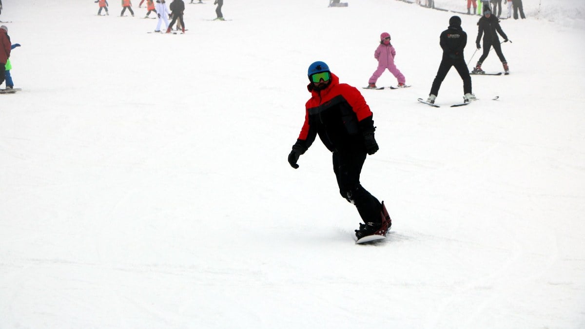 Kış turizminde hareketlenme: Kartalkaya Kayak Merkezi dolup taştı