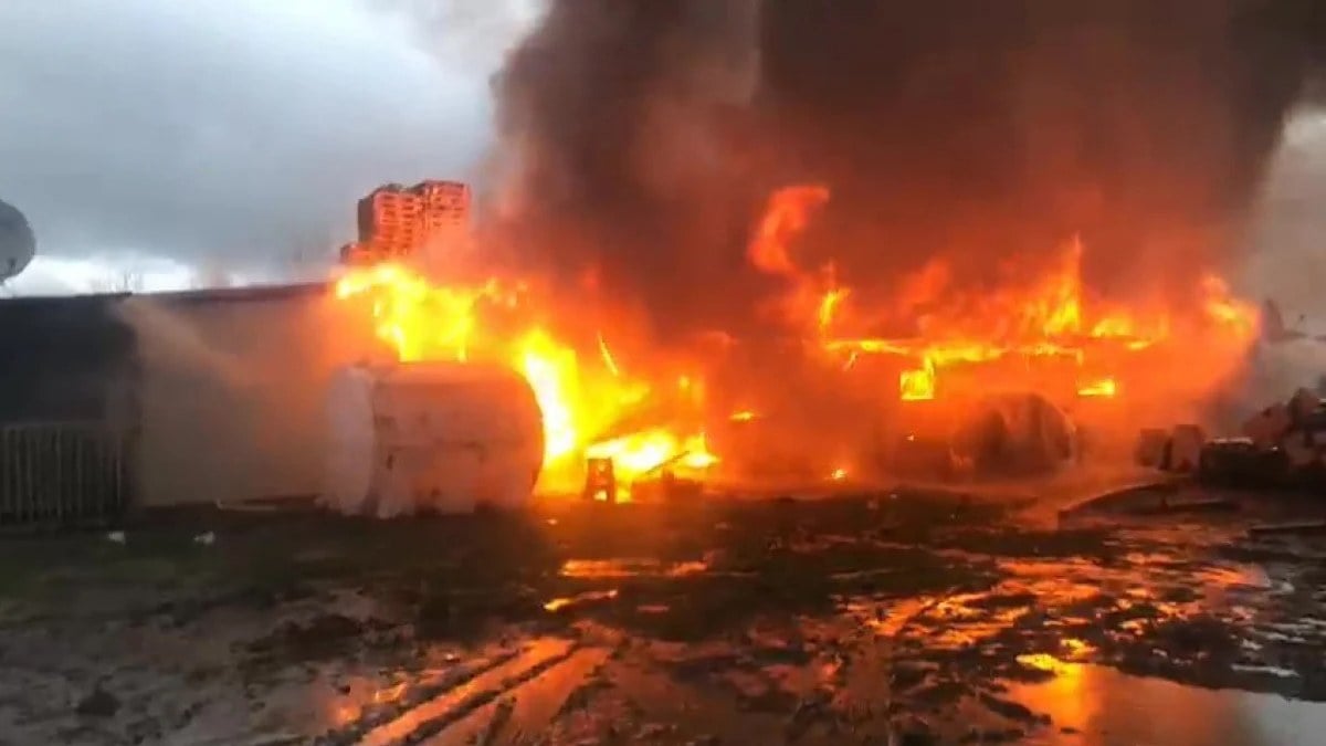 Kocaeli’de depo cayır cayır yandı: Alevler gökyüzüne yükseldi