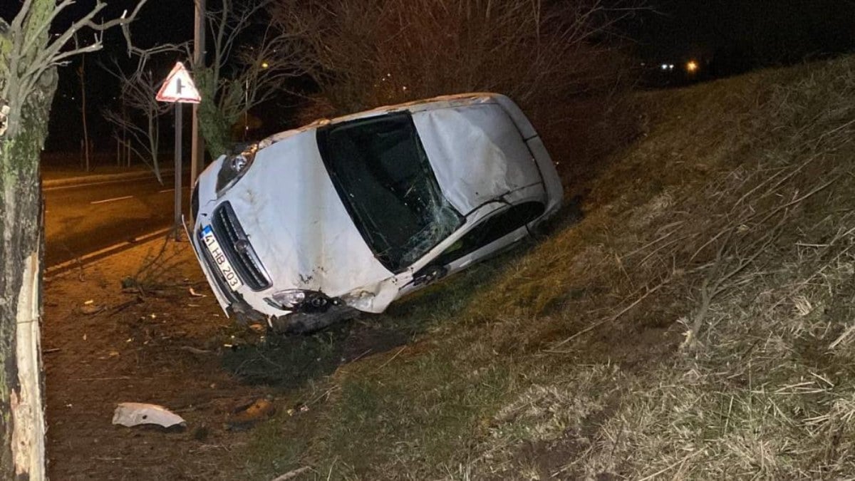 Kocaeli’de ehliyetine el konulan sürücü kaza yaptı