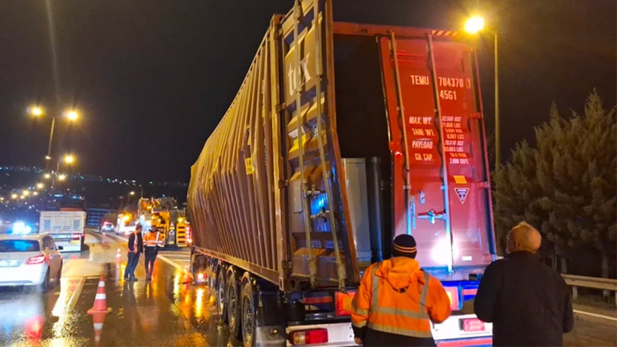 Kocaeli’de itfaiye eri tır dorsesindeki patlamada yaralandı