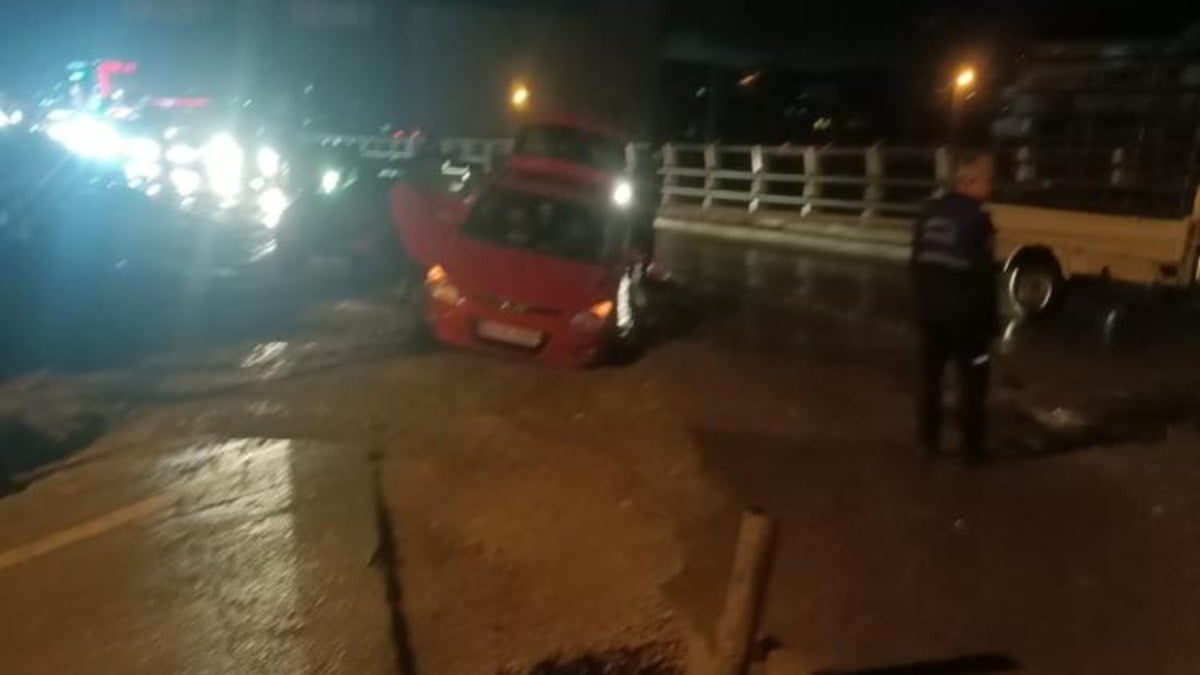 Kocaeli’de yol çöktü: Seyir halindeki otomobil çukura düştü