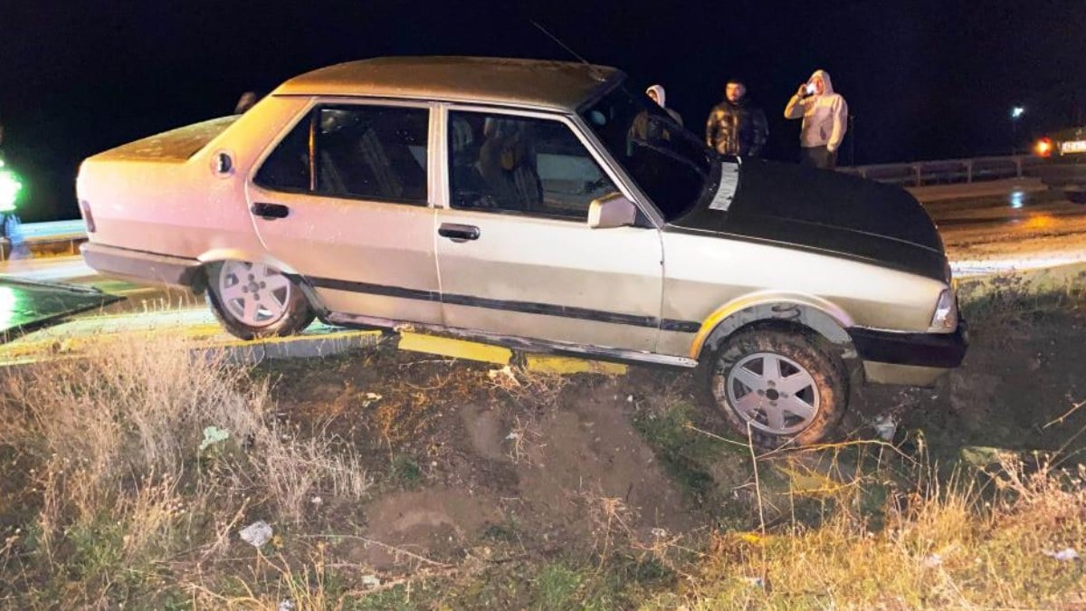 Konya’da alkollü sürücünün kullandığı araç kaldırımda asılı kaldı