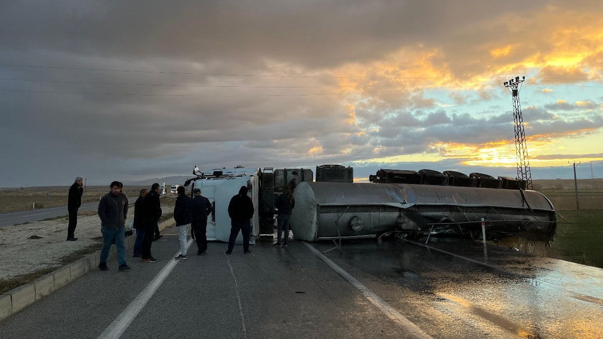 Konya’da korkunç kaza! Tanker refüje çarptı: 2 yaralı