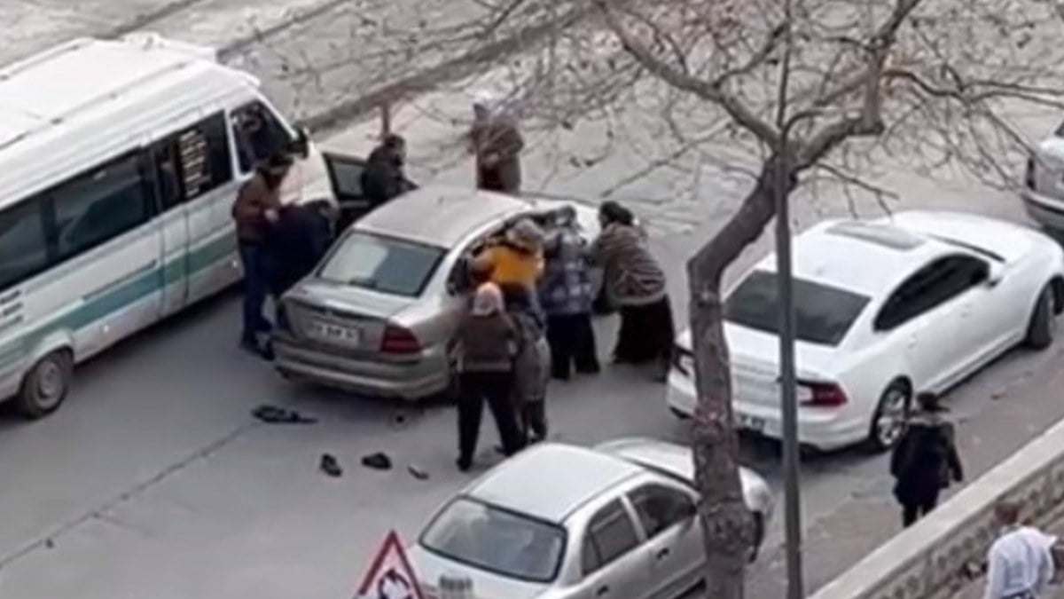 Konya’da sokak ortasında kadın kavgası: Elindeki kesici aletle saldırdı