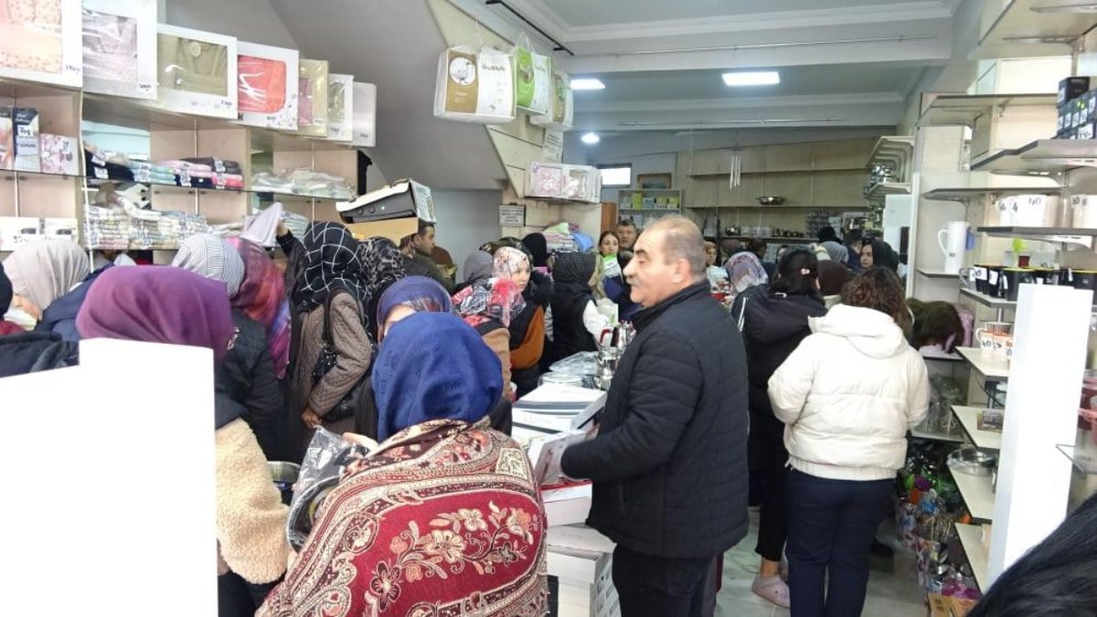Kütahya’da mağaza indirimi! İzdiham yaşandı…