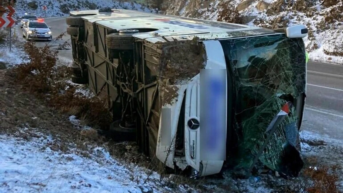 Kütahya’da yolcu otobüsü devrildi: 18 yaralı