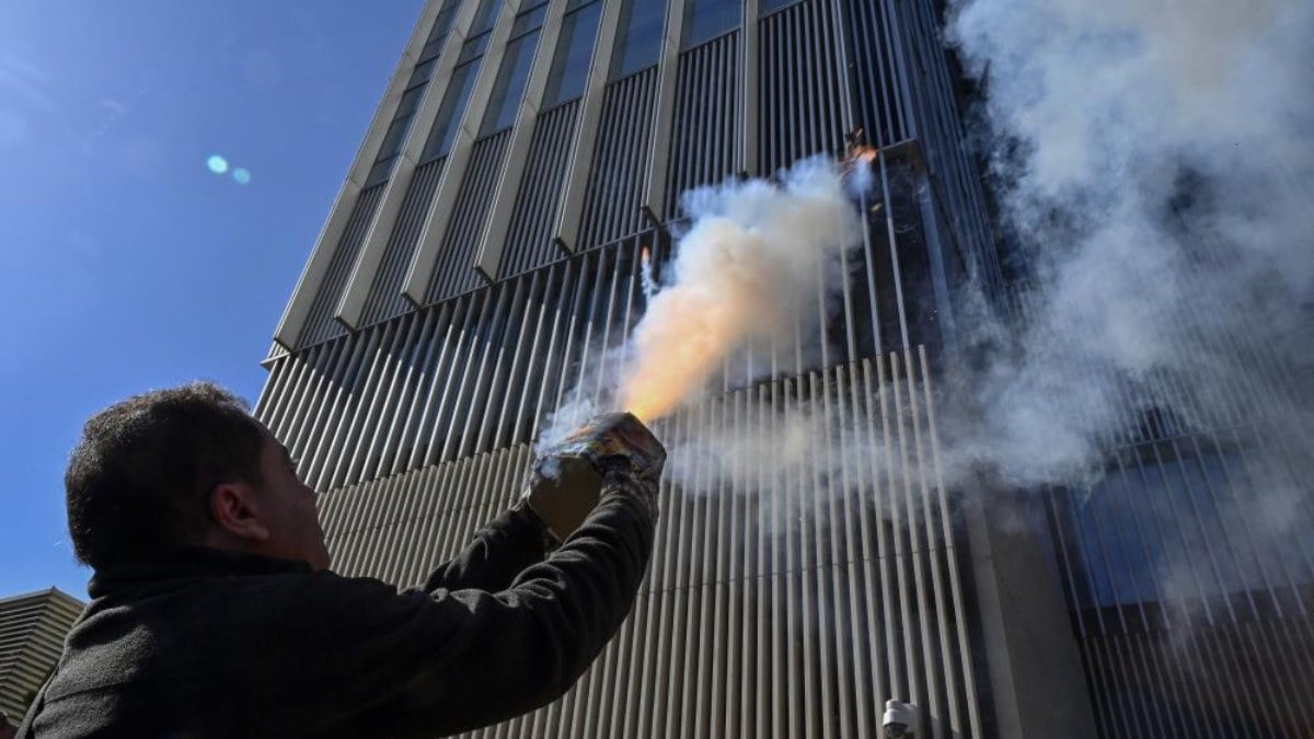 Lübnan’da halk sokağa döküldü! Merkez Bankası’na havai fişekle saldırdılar