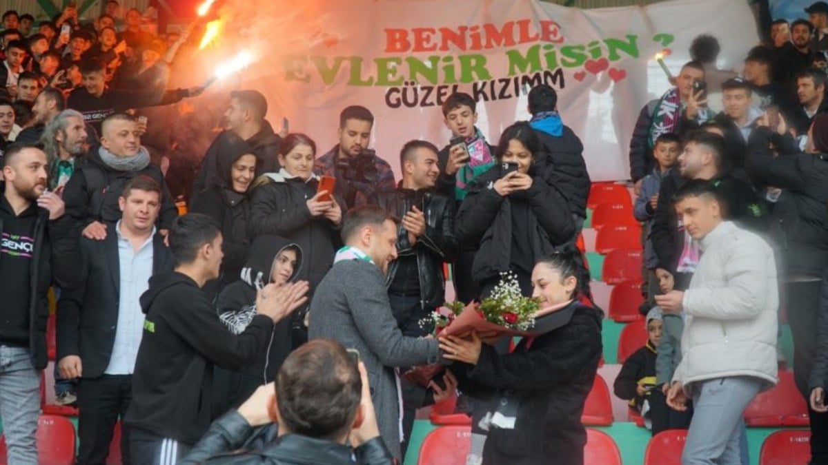 Maçta kaybetti aşkta kazandı: Dev pankartla evlenme teklifi etti