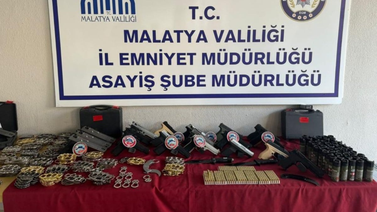 Malatya’da devriye atan polisler, çok sayıda silah ve bıçak ele geçirildi