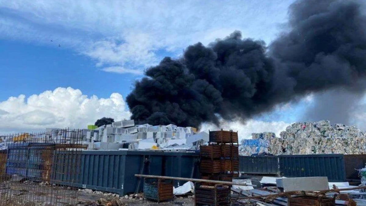 Manisa’da geri dönüşüm tesisi alevlere teslim oldu