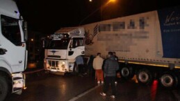 Manisa’da yağışlı havada kayan tır nedeniyle yol kapandı