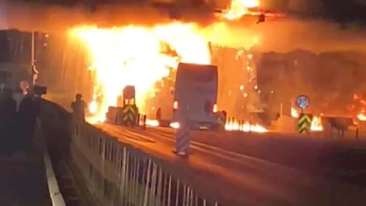 Mersin’de beton bariyere çarpan otobüs alev aldı: 6 yaralı