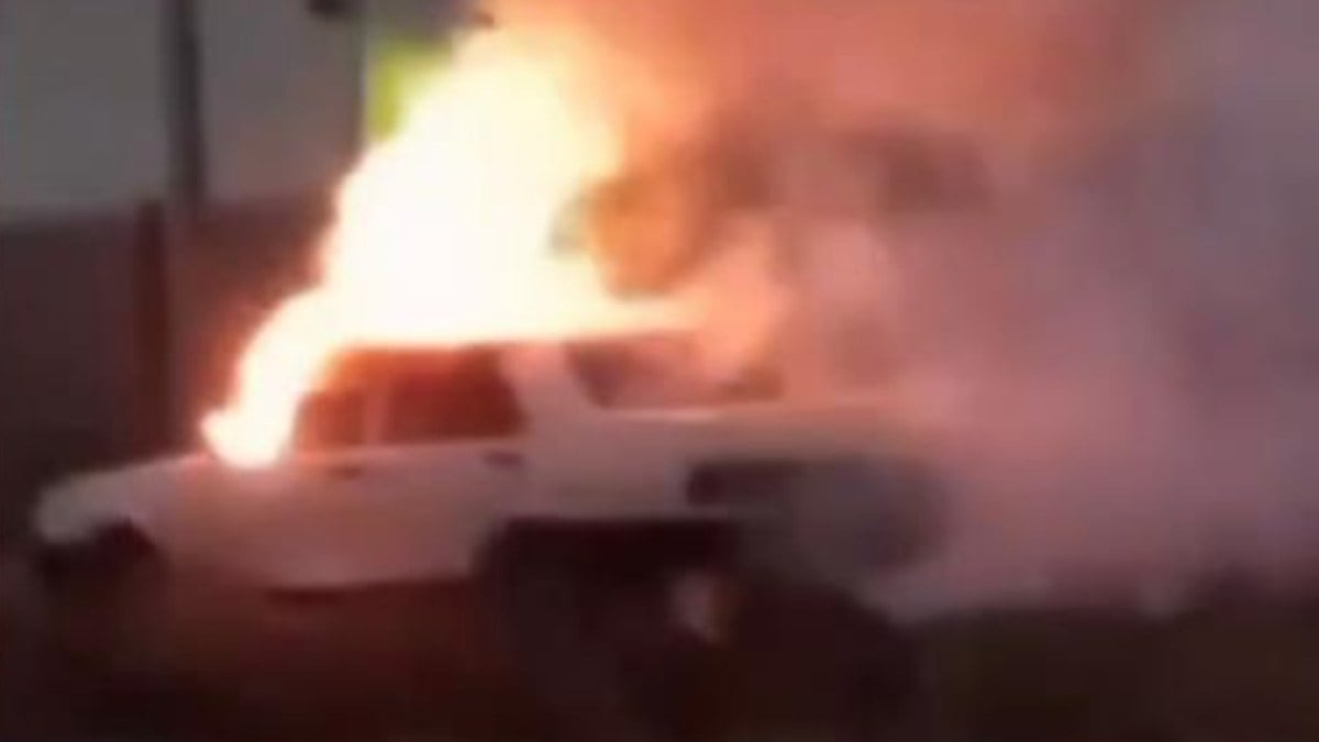 Mersin’de bir kişi otomobilini yakarak görüntüsünü çekti