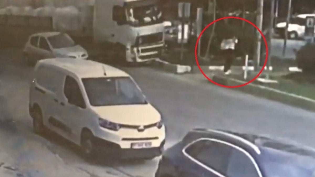 Mersin’de genç kız tırın altında kalmaktan son anda kurtuldu