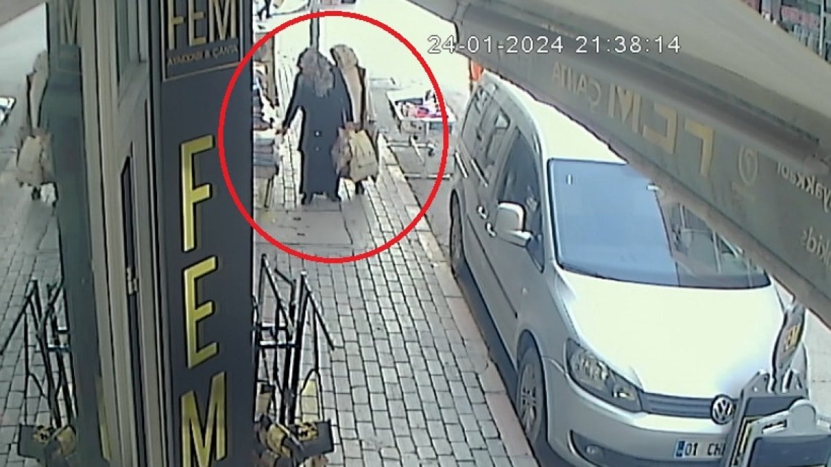 Mersin’de kadın hırsızların tezgahtan kilim çaldığı anlar