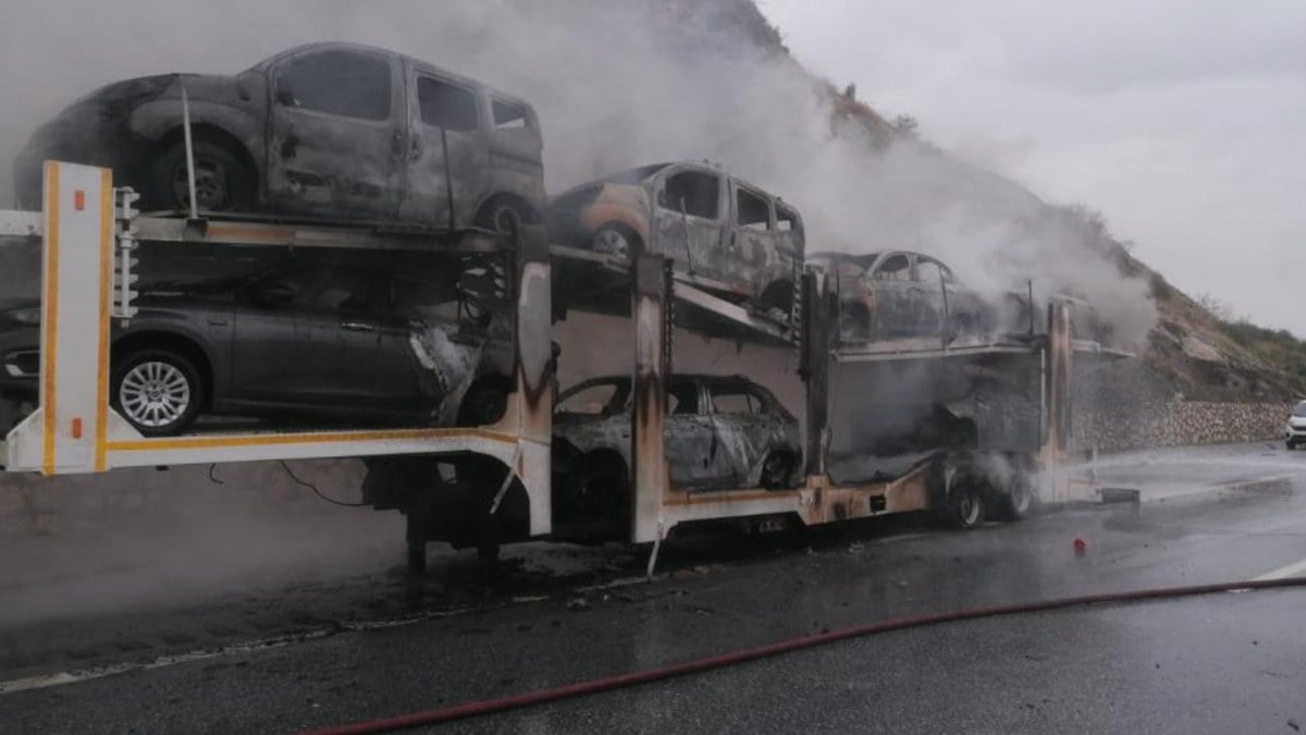 Mersin’de tır alev aldı: 6 sıfır araç telef oldu