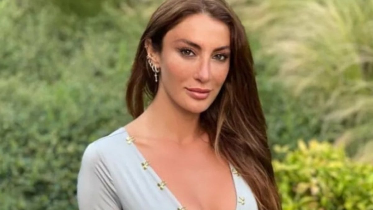 Merve Oflaz’ın ayna pozları Instagram’ı yaktı geçti! Karın kaslarına yorum yağdı…