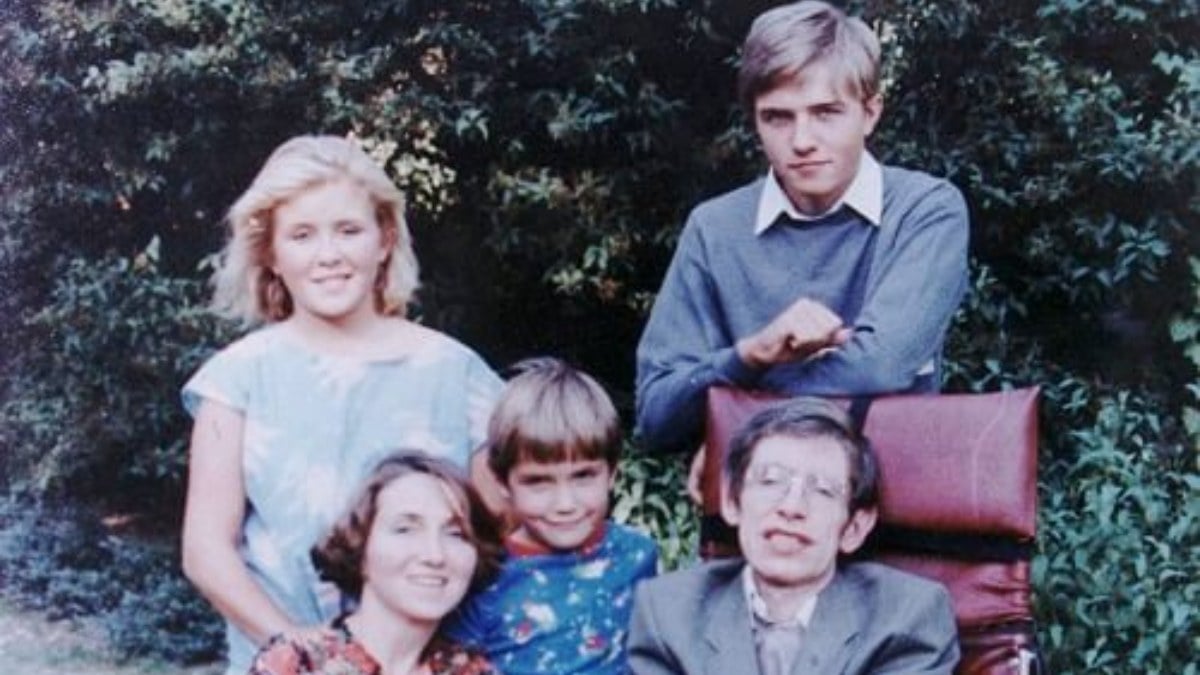 Meslekleri şaşırttı! İşte ünlü fizikçi Stephan Hawking’in çocukları…