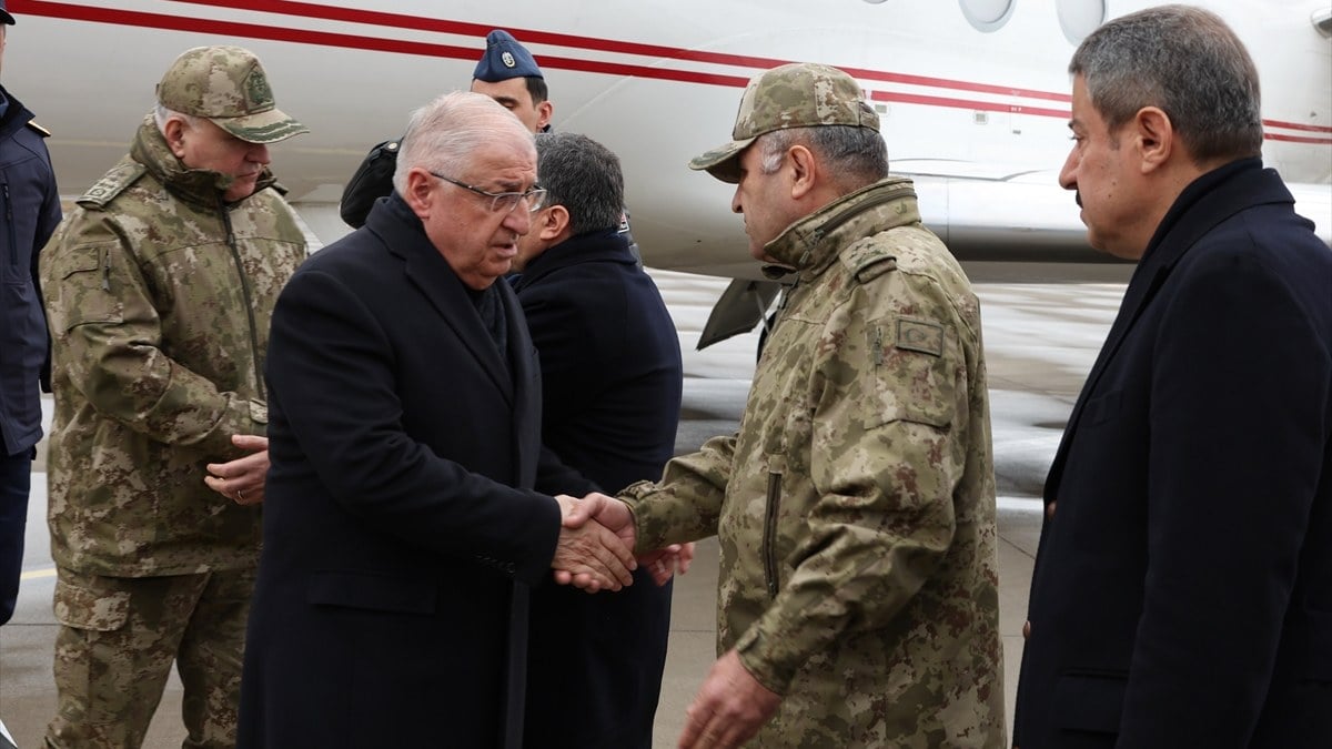 Milli Savunma Bakanı Yaşar Güler sınır hattında!
