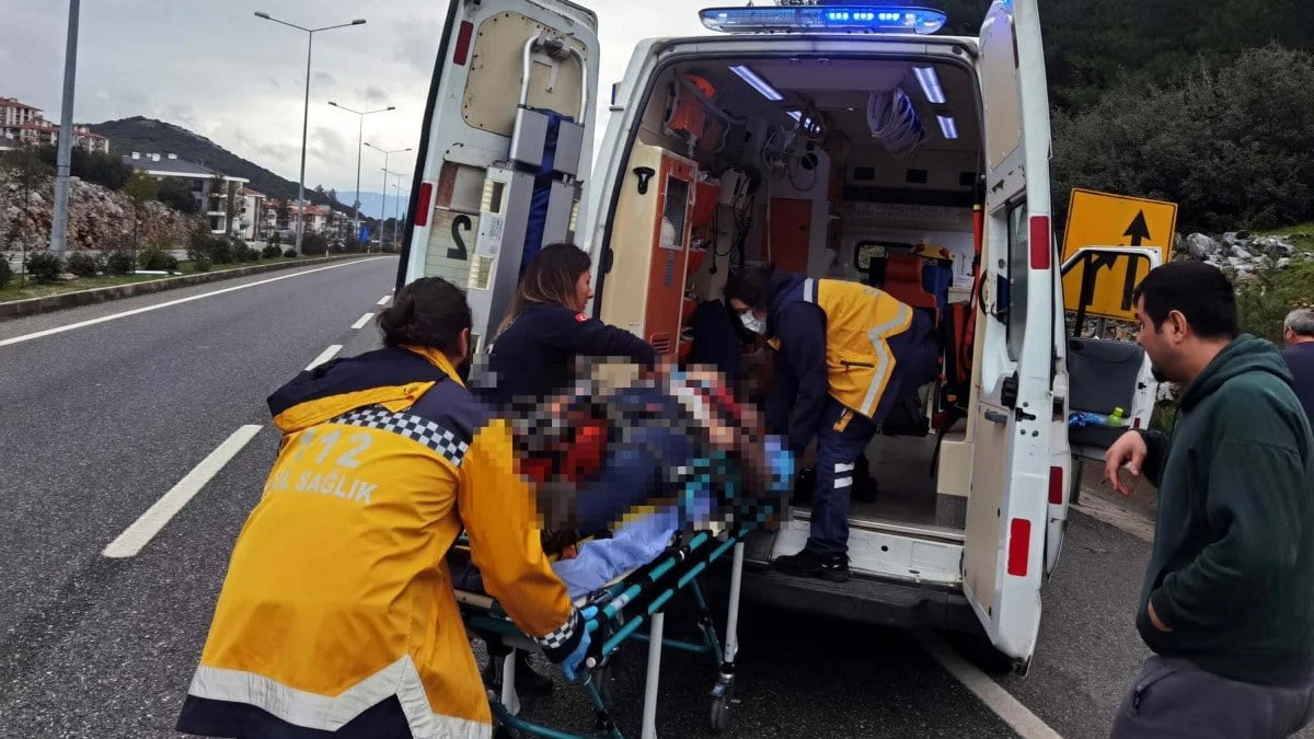 Muğla’da otomobilini yol kenarına park eden otomobile kamyonet çarptı: 1 ölü, 1 yaralı