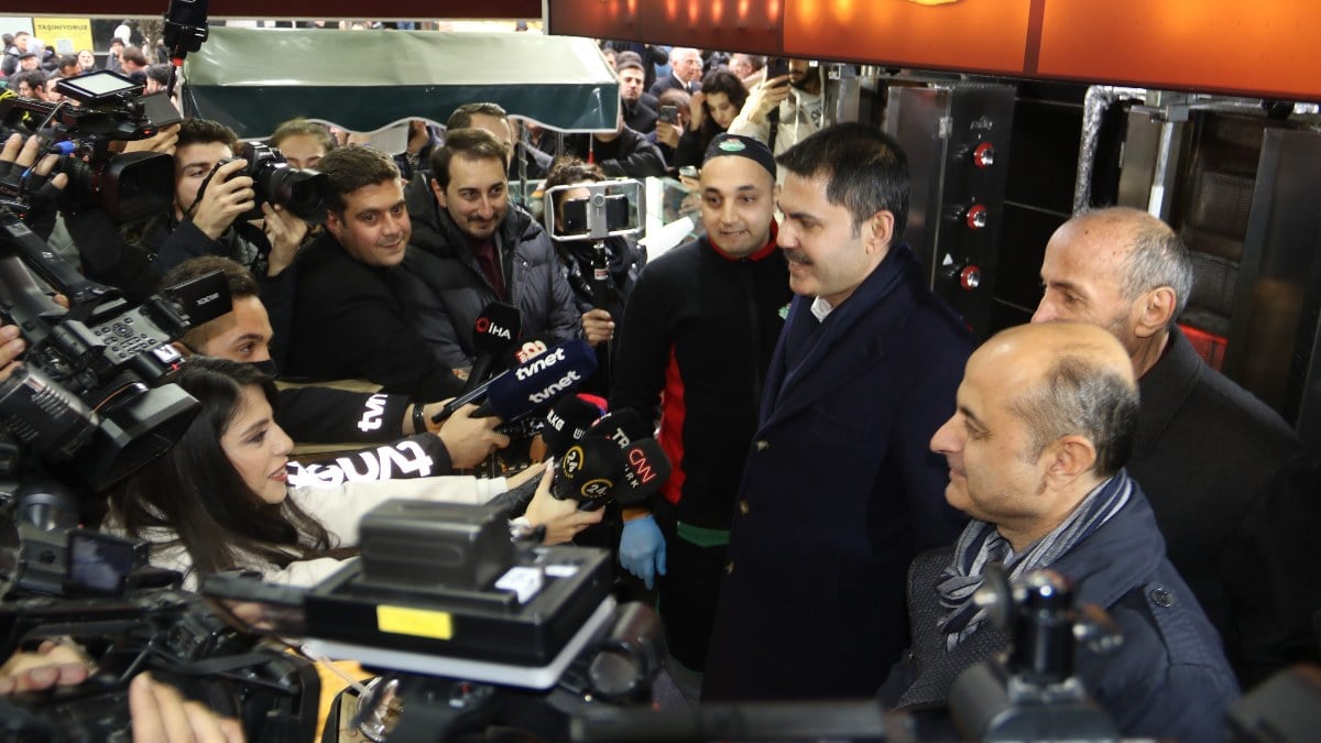 Murat Kurum’dan döner ikramı! Elleriyle kesip, gazetecilere dağıttı…