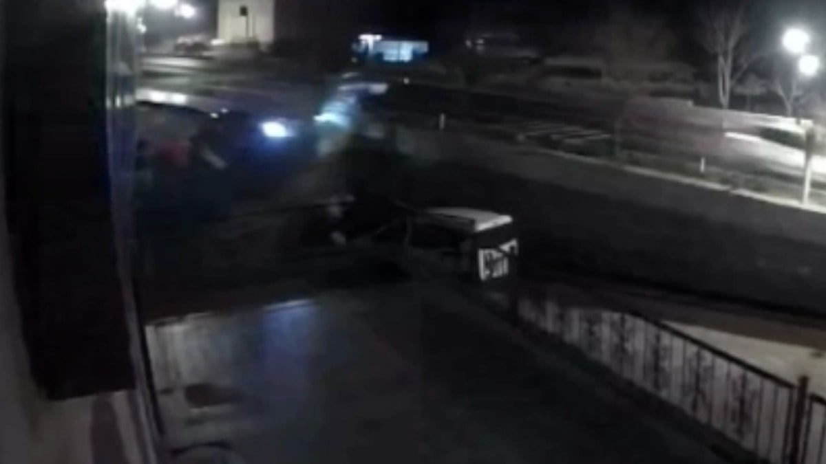 Nevşehir’de bir otomobil iş yerinin bahçesine uçtu