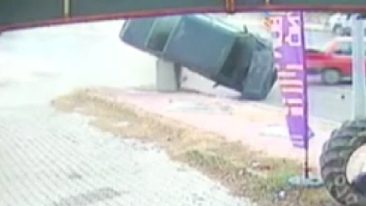 Nevşehir’de otomobilin çöp konteynerine çarpıp takla attığı anlar kameraya yansıdı