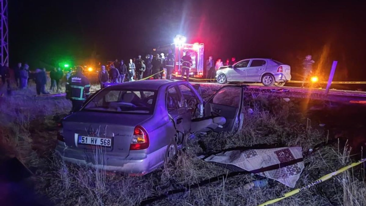 Niğde’de otomobillerin kafa kafaya çarpıştığı kazada 2 kişi öldü