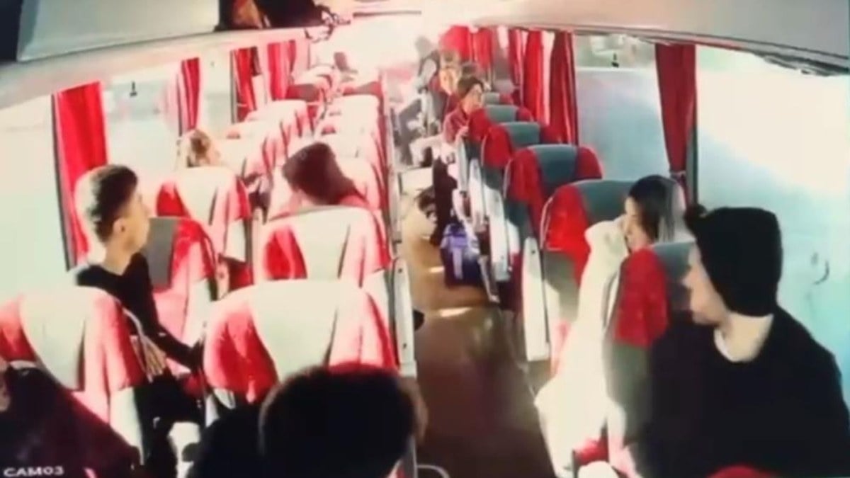 O anlar kaydedildi! 15 Temmuz Demokrasi Otogarı’nda yolcu otobüsleri çarpıştı