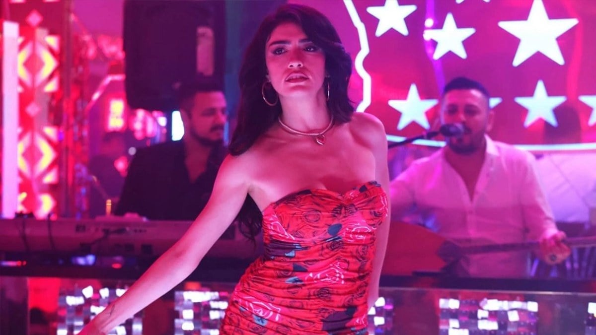 Pavyon dansıyla gündem olmuştu! Hazar Ergüçlü iç çamaşırlı pozuyla yıktı geçti “Ne yaptın Dilber?”