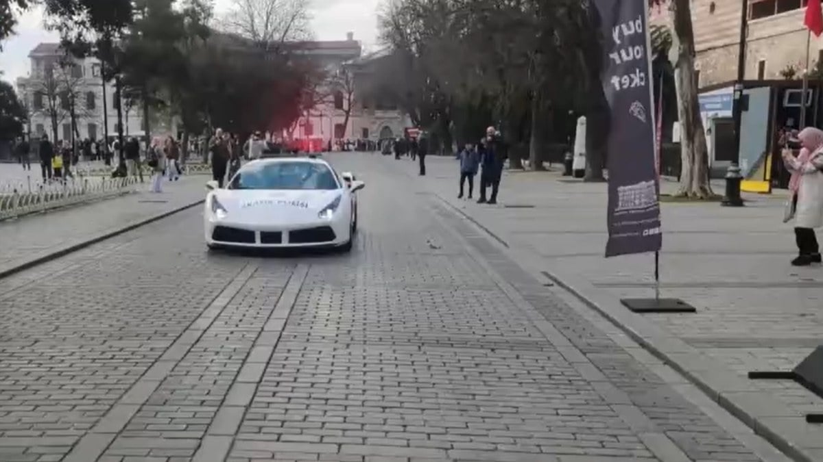 Polis otosu olan suç örgütünün lüks araçları İstanbul sokaklarında devriyede
