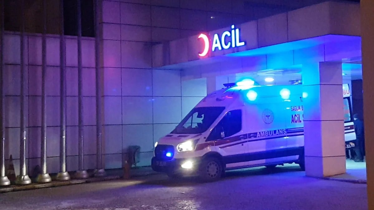 Sakarya’da bir kişi tabancayı kurcalarken akrabasını vurup ağır yaraladı