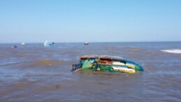 Sakarya’da dalgaların devirdiği teknede 4 kişi ölümden döndü