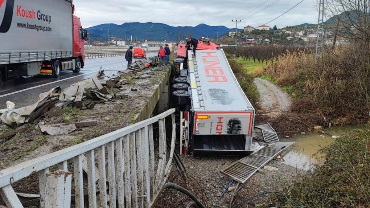 Sakarya’da gördüğü kazayı kayda alarak spiker gibi anlattı