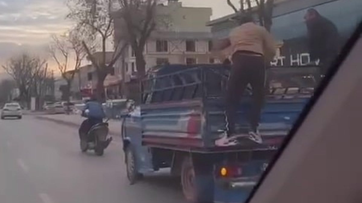 Sakarya’da motosikletle kamyon çekmeye çalıştılar