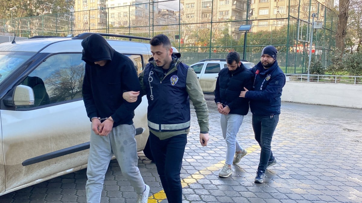 Samsun’da husumetlilerini otomobilde sanıp başkasını vurdular