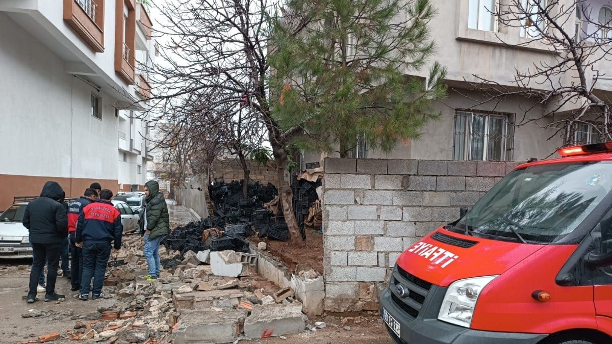 Şanlıurfa’da çöken duvarın altında kalan 2 kardeşten biri öldü