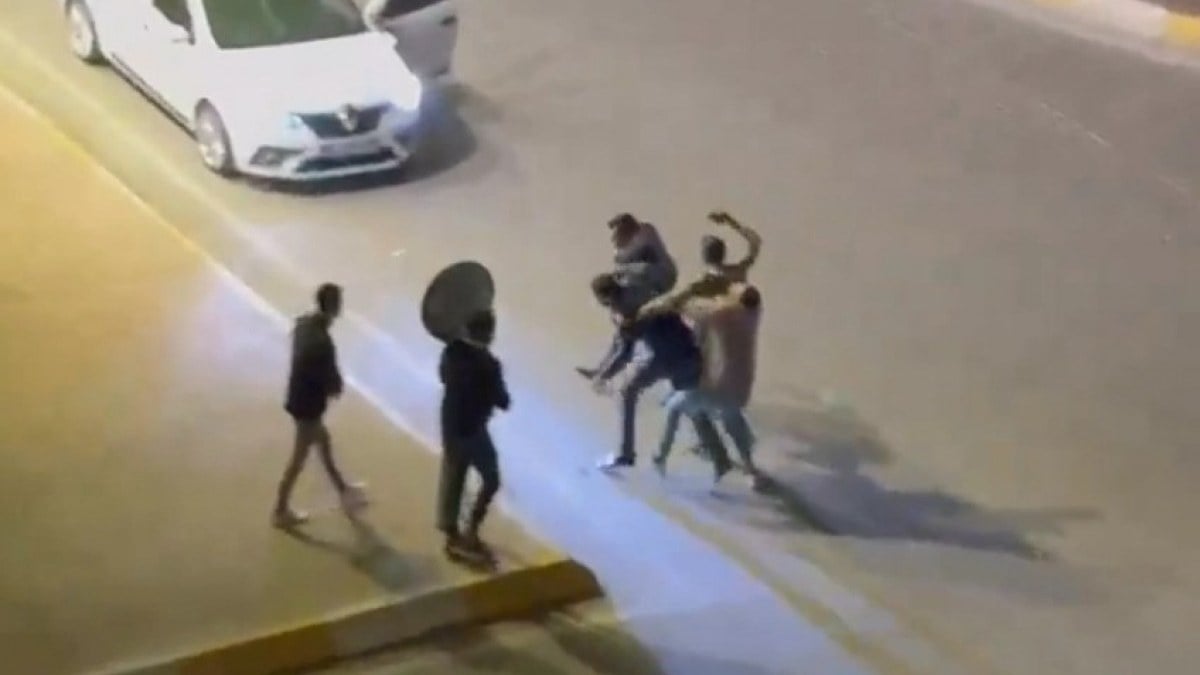 Şanlıurfa’da geceyi birbirine kattılar! Yol ortasındaki kavga kamerada