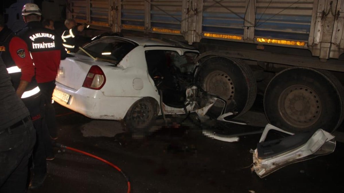 Şanlıurfa’da otomobil, tırın altına girdi: 3 ölü 2 yaralı
