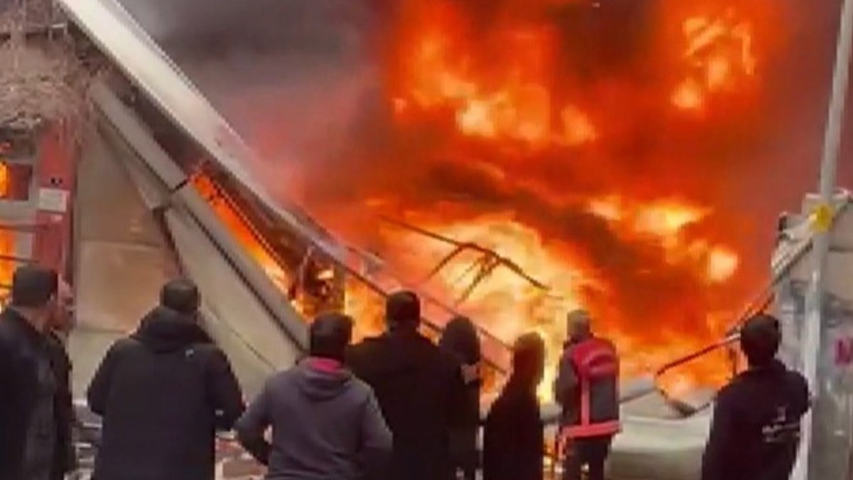 Şanlıurfa’da sünger deposu alev alev yandı