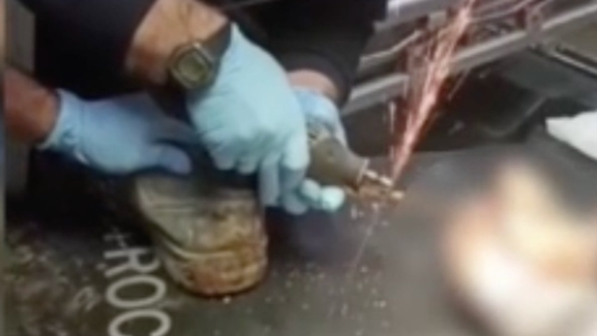 Şanlıurfa’da tehlikeli anlar: İnşaat işçisinin ayağına demir saplandı