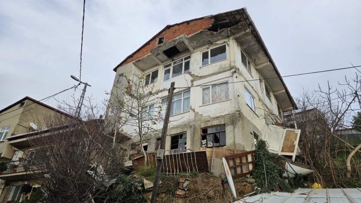 Sarıyer’de 50 yıllık bina, yıkılma tehlikesiyle korkutuyor